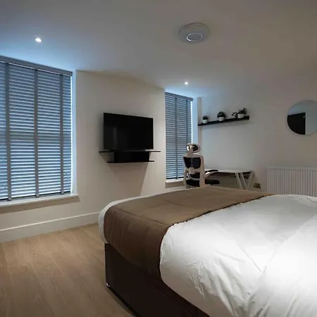 Luxury 6 Bed Near City Centre With Cinema Room & Games Room Plus 5 Bathrooms Manchester Exterior photo