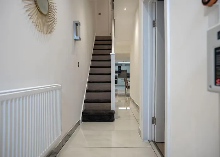 Luxury 6 Bed Near City Centre With Cinema Room & Games Room Plus 5 Bathrooms