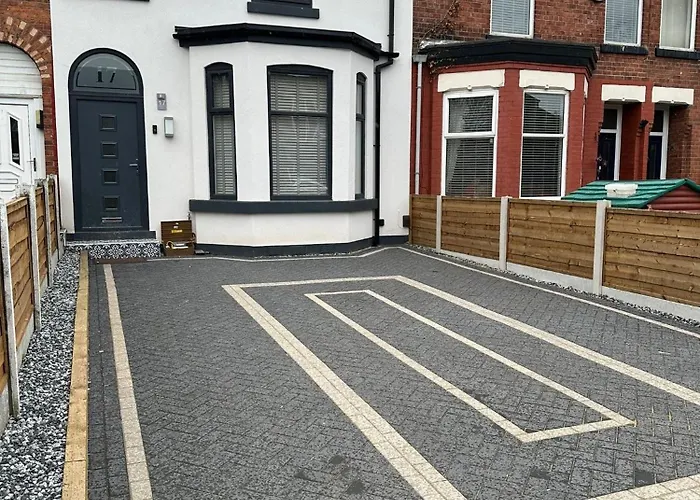 Luxury 6 Bed Near City Centre With Cinema Room & Games Room Plus 5 Bathrooms