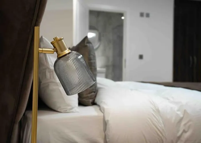 Luxury 6 Bed Near City Centre With Cinema Room & Games Room Plus 5 Bathrooms