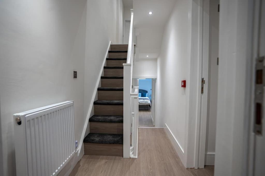 Luxury 6 Bed Near Centre With Cinema & Games 5 Bathrooms Villa *